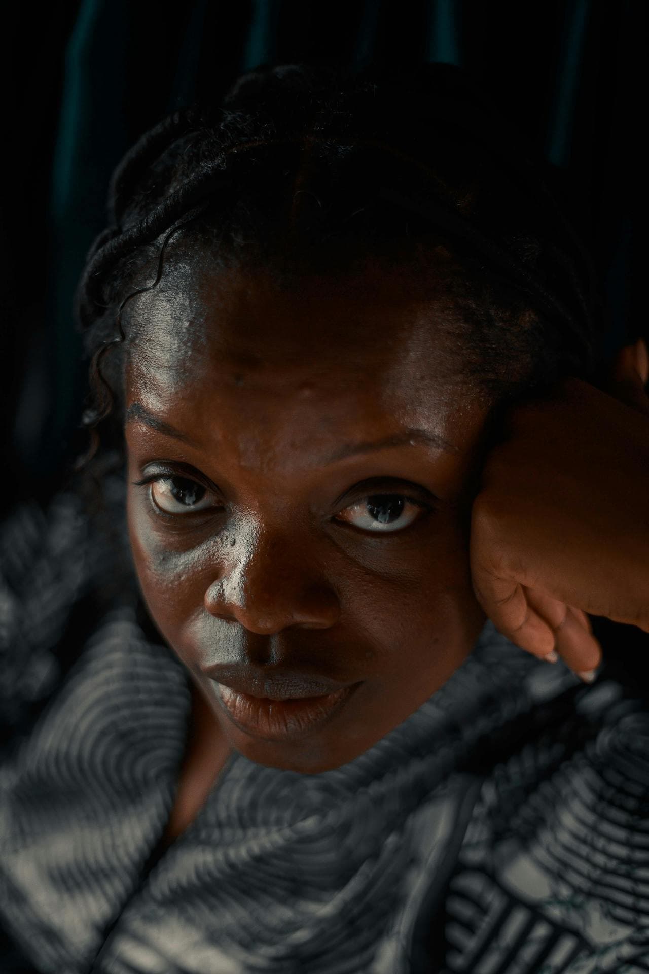 Portrait d'une femme dans une lumière douce, illustrant les questionnements personnels autour du bien-être et de la santé mentale.